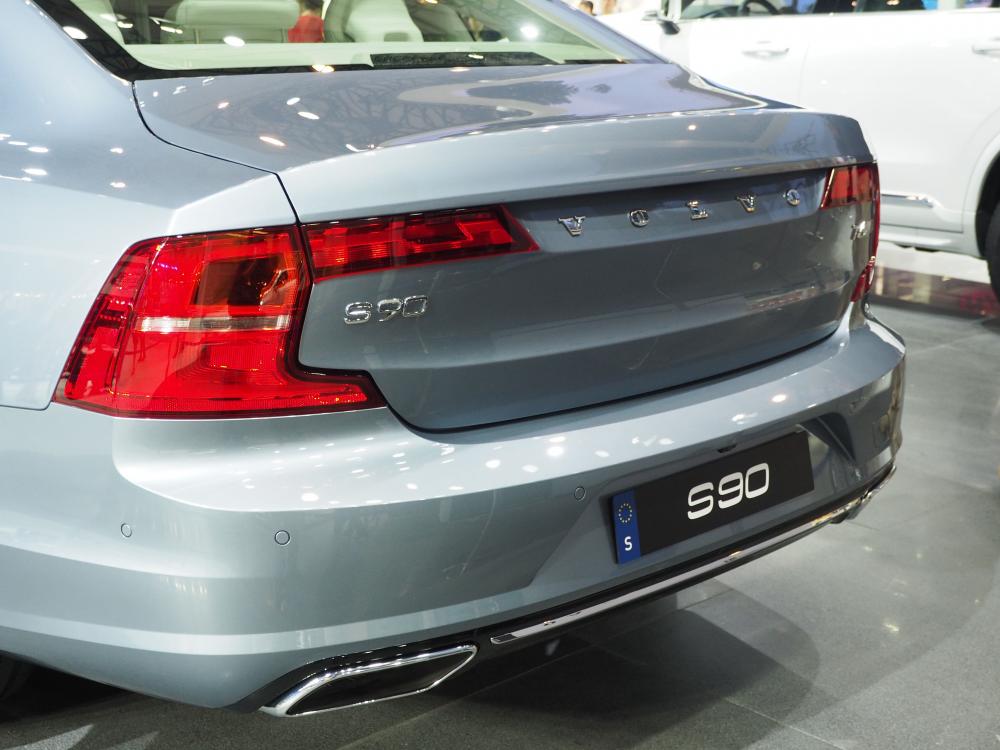 ���η��棬��һ��S90����һ����XC90���ż��๲ͬ���ԣ�Ƥ��+ľ���ΰ����������Ӫ�������Χ�Ĳ�����ϡ�