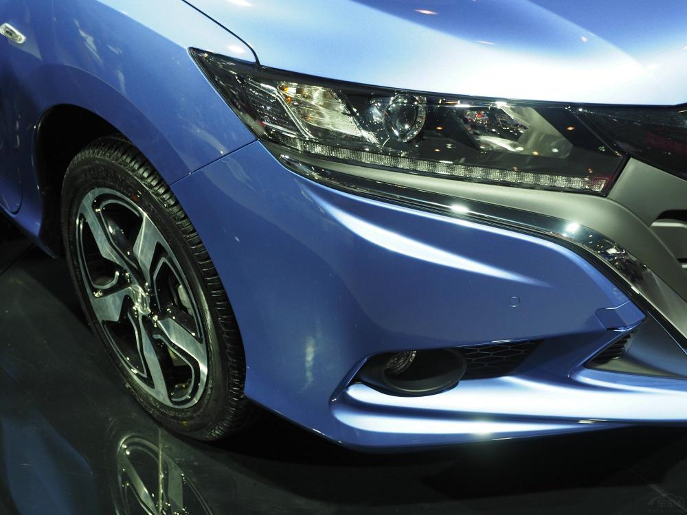 �³����β��úͷ淶���Ƶ�����ʽ�п�̨��ͬʱ��װ��һ������������Ӱ���Զ��յ���ä�����ȹ��ܡ�