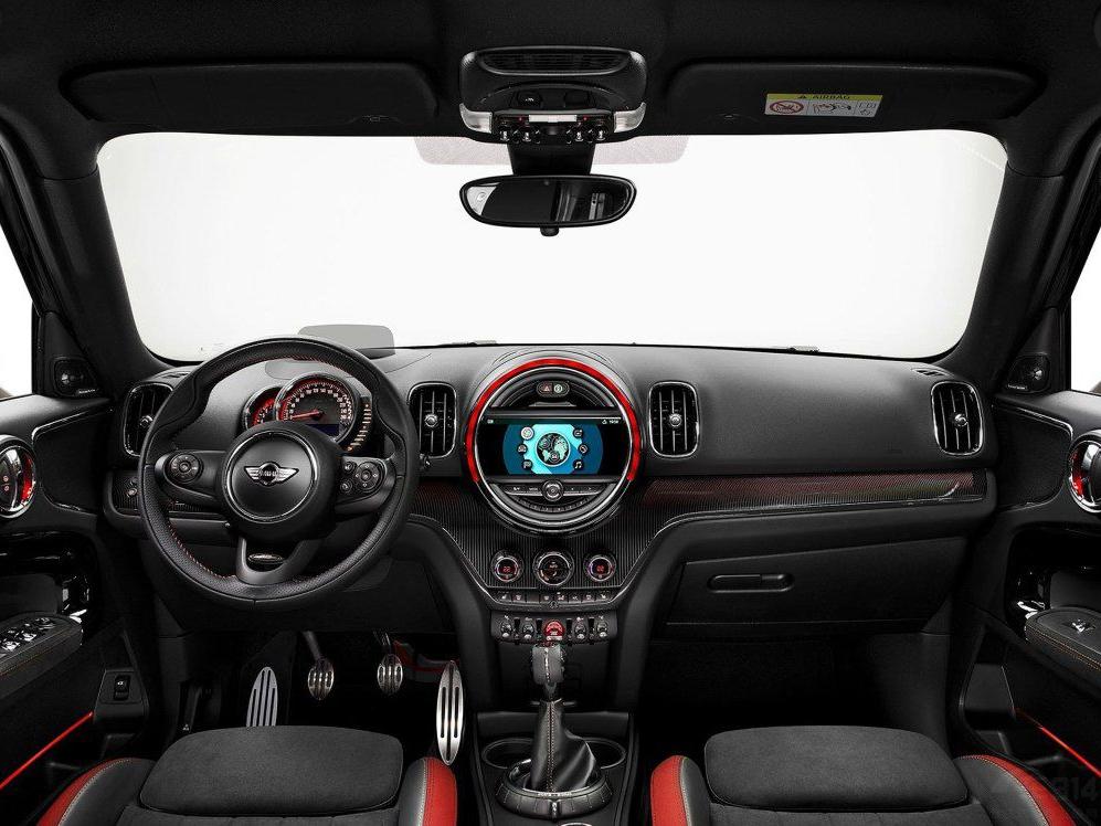 ���η��棬�³������˺�ɫ�����Σ����Ժ�ɫ�ĵ�װ���ߡ�