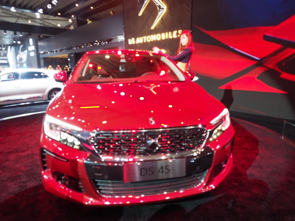 ���η���ͻ���˶�����Ժ�ɫΪ�������п���塢�������ΰ�ȶദ������̼��ά����װ��