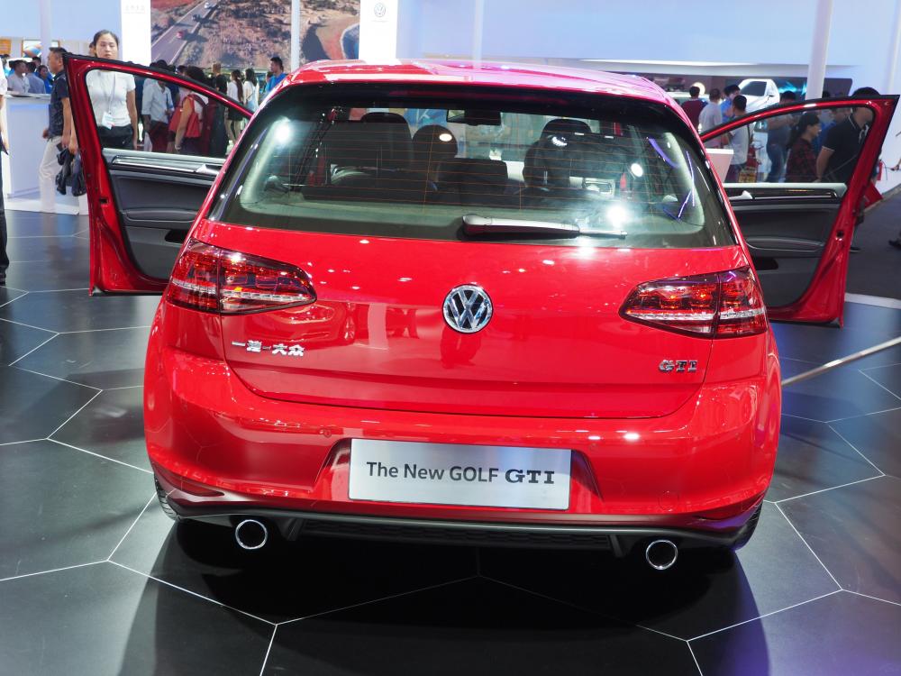 �����������������ܳ������Ժ�ɫ�������ɫ���ߣ������Ӿ���͹��ǿ�ҵ��˶��У�������·���Բ�ˬ��