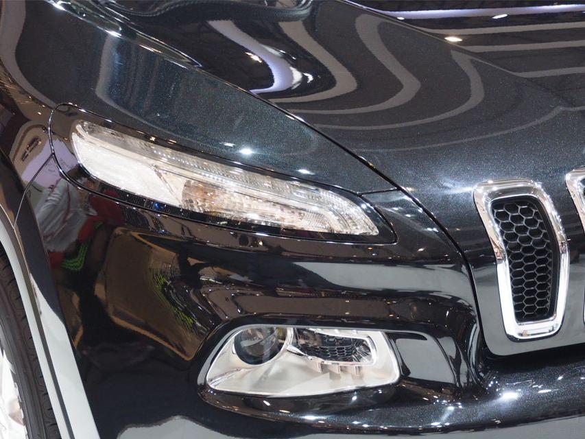 Jeepȫ�����ɹ�����ӭ���˹������³�ǰ�����е���2.4L�汾���ۼ���22.98-31.58��Ԫ���Ժ�����2.0L���࣬�۸������ͣ���20.98-21.98��Ԫ��