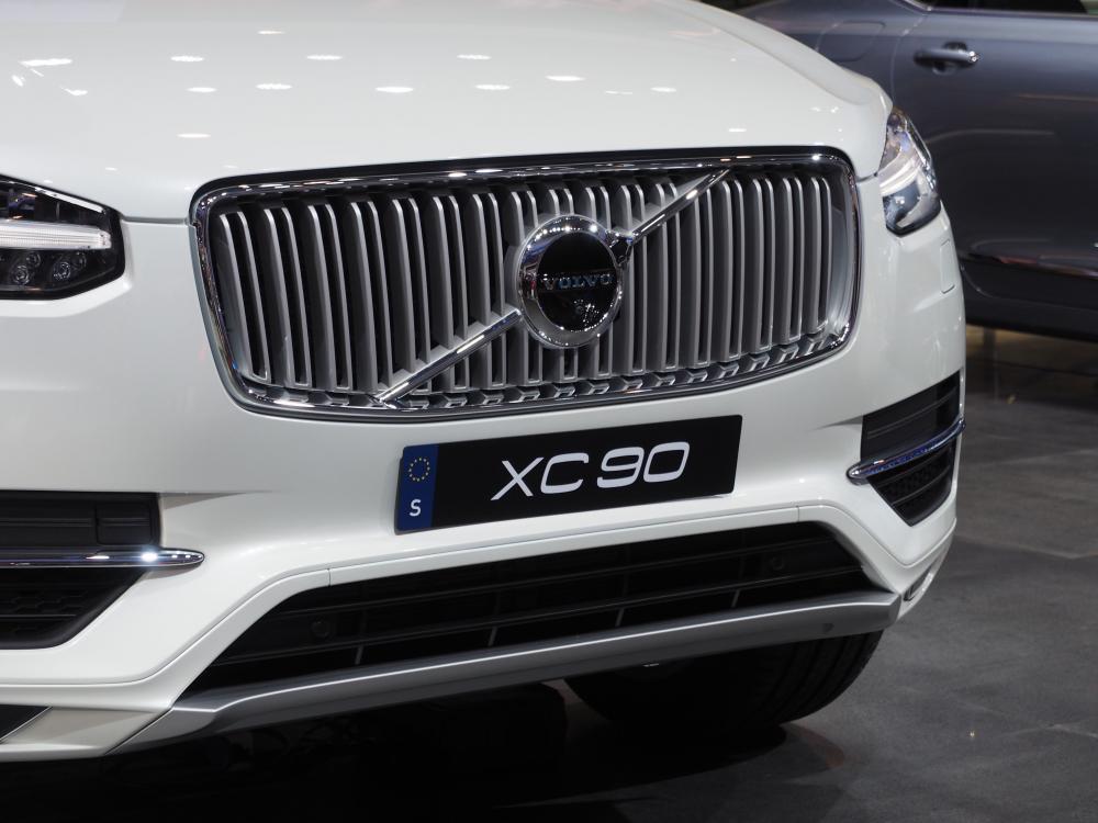 �����ϣ��ֶ���XC90���䱸�˴��Ͷ����⡢���Զ���ʻ���Ƚ��İ�ȫ���ܣ���ֱ�֤�����Լ���Χ���˵İ�ȫ��