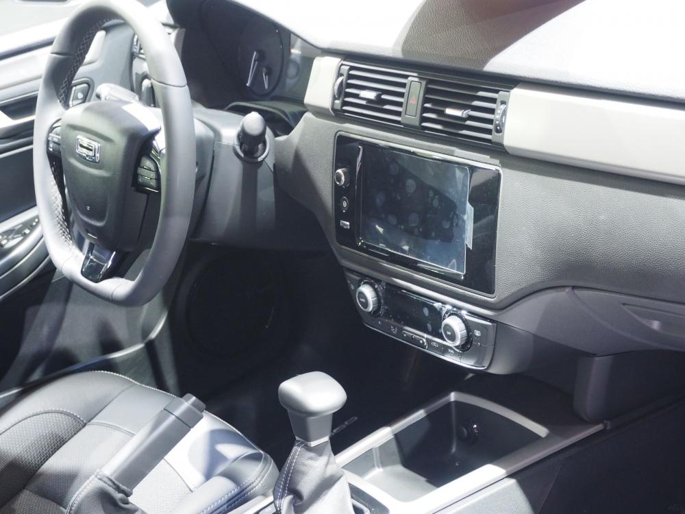 ���κ����һ�����ǳ����û��̫�໨�ڵ�װ�Ρ��п�̨������������ϸ�壬���������ʵİ���������ȥ�ָ�һ�����ڲ��ռ������ʮ�㡣