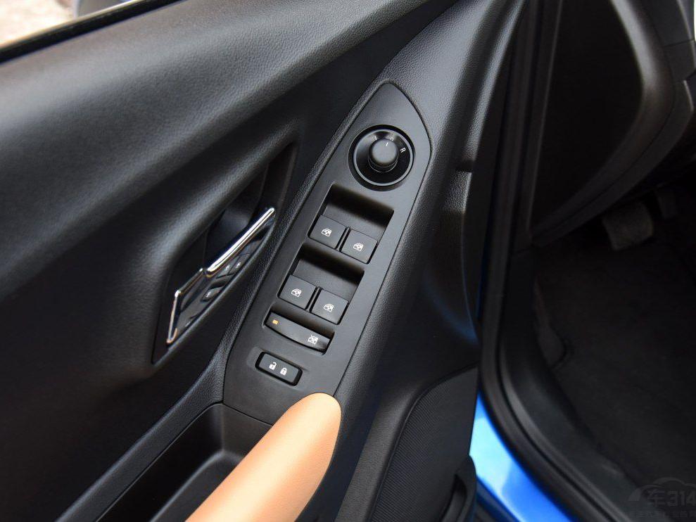 �¿���Խ����ú�ɫ����ɫ˫ƴ��������ɫ����Ϊ���Եı仯�����п�̨��