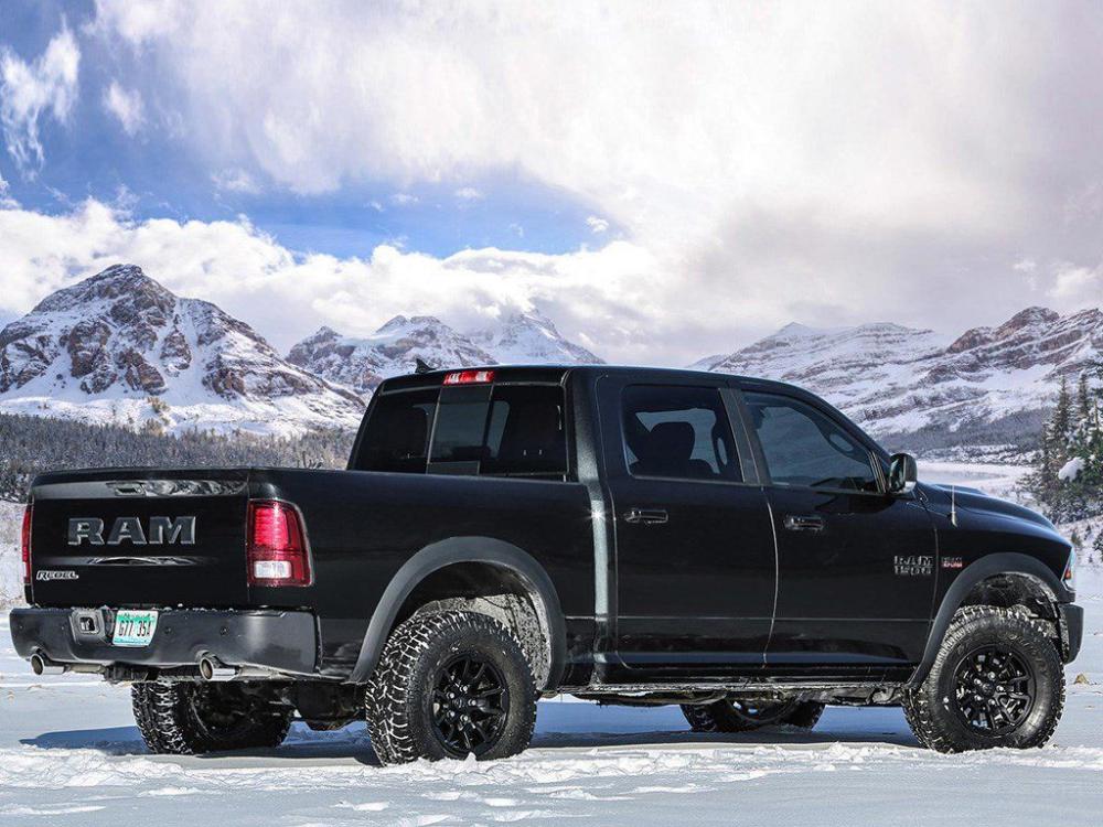 ���η��棬�³��ڲ�����ͬ�����ú�ɫ��ɫ��