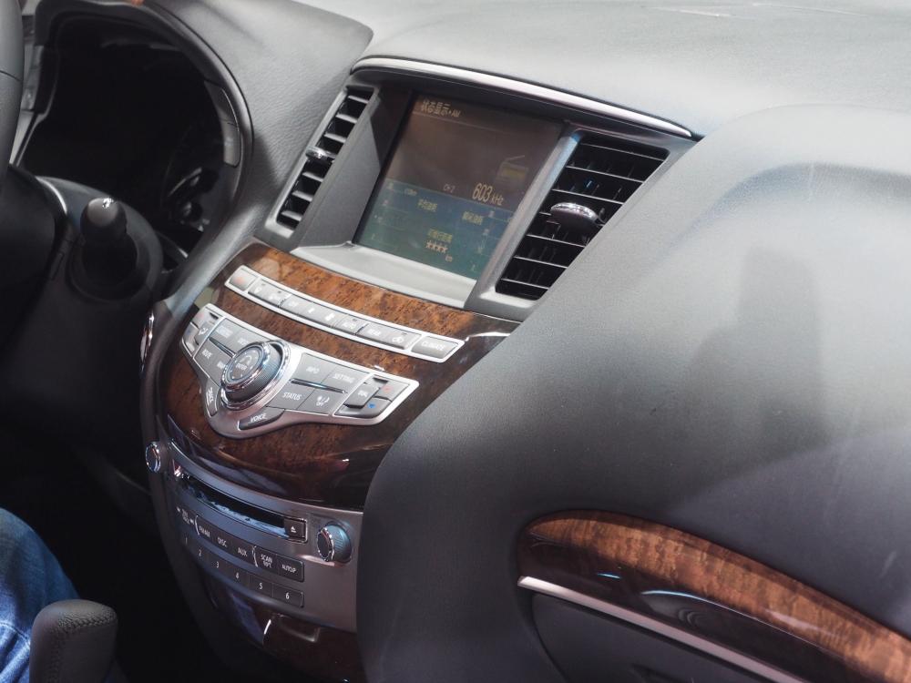 ���β��֣��³��п�̨���ͻ����������ֿ�͵���ƣ���Ϥ�¿�QX60�����ṩǳɫ���ε��³���������ɫ���Ӿ��ϴ���һ�������ʸС�