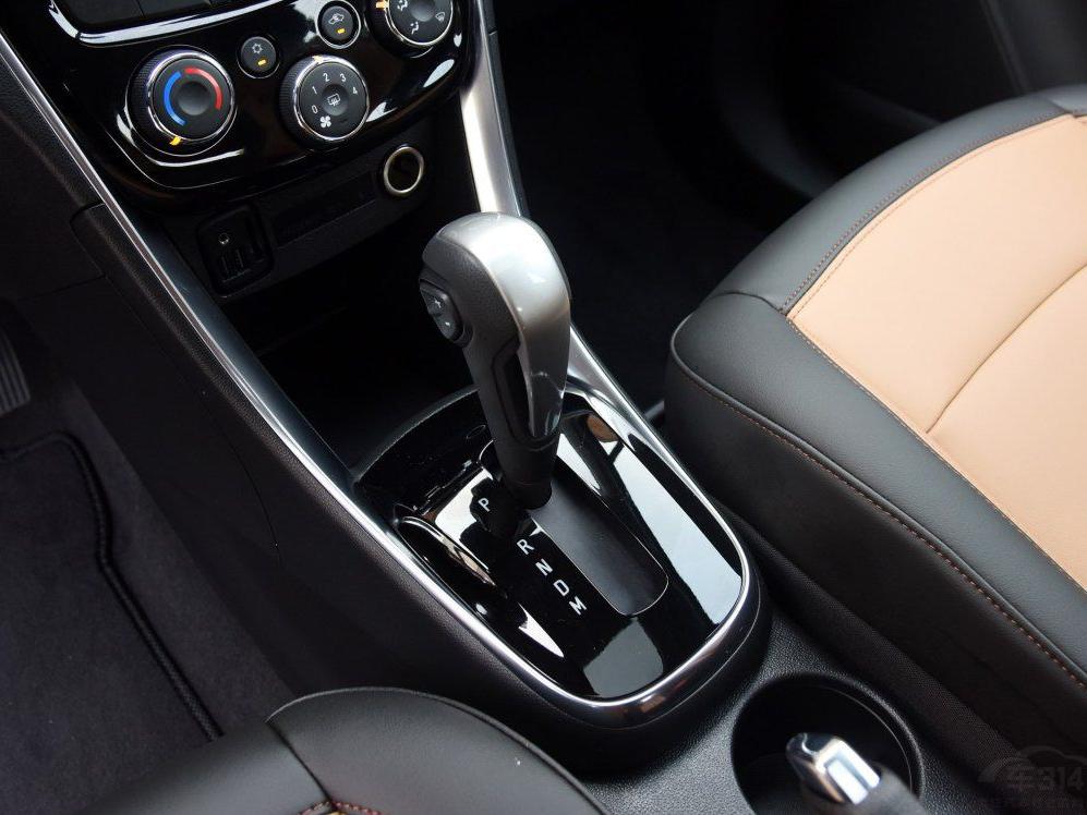 �³���ǰ����Լ�����Ҳ����Ӧ�仯�����䱸��U��LED�ռ��г��ơ�