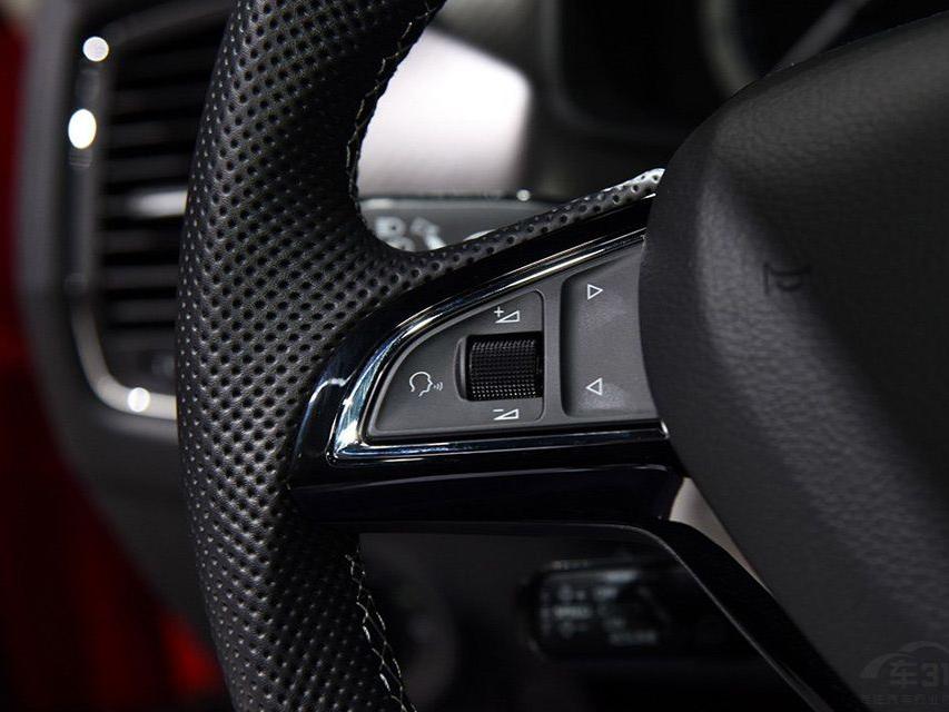 �µ��ǿ�Sportline��ǰ������դ���ര�ΰ塢���Ӿ�����Լ���������ܵȵط��������˺�ɫͿװ������Ϊ��������һ���˶���Ԫ�ء�