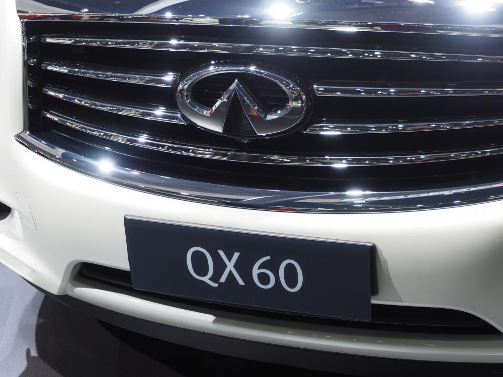 ��۷��棬Ӣ������¿�QX60��ǰ������դ���������µļ���ʽ��ƣ���դ�ڲ����õ��Ǻ�ɫ����ṹ��