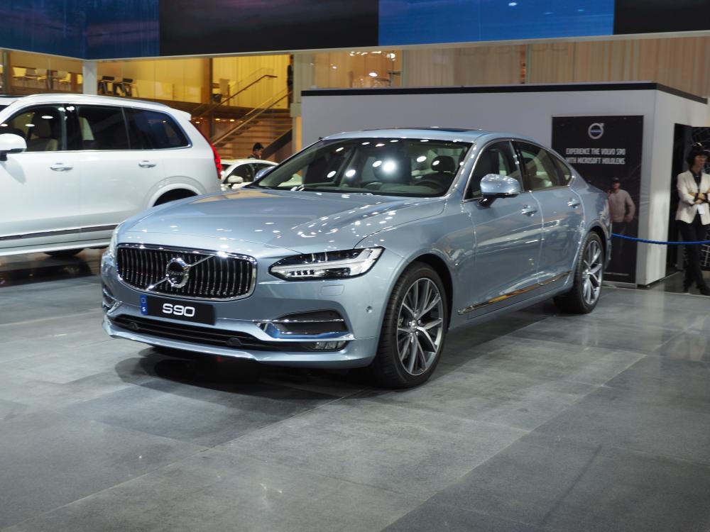 S90���濴�ǰ�����ֱ��ʽ������������Ƕ���ֶ���LOGO,���ò�˵���Ǵ�����ͺ���Ϭ����