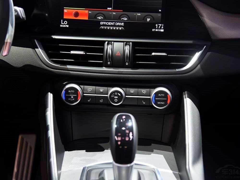 �����пء��ŵ���������˺�ɫϸ���ΰ壬����ͻ�����˶��ķ��