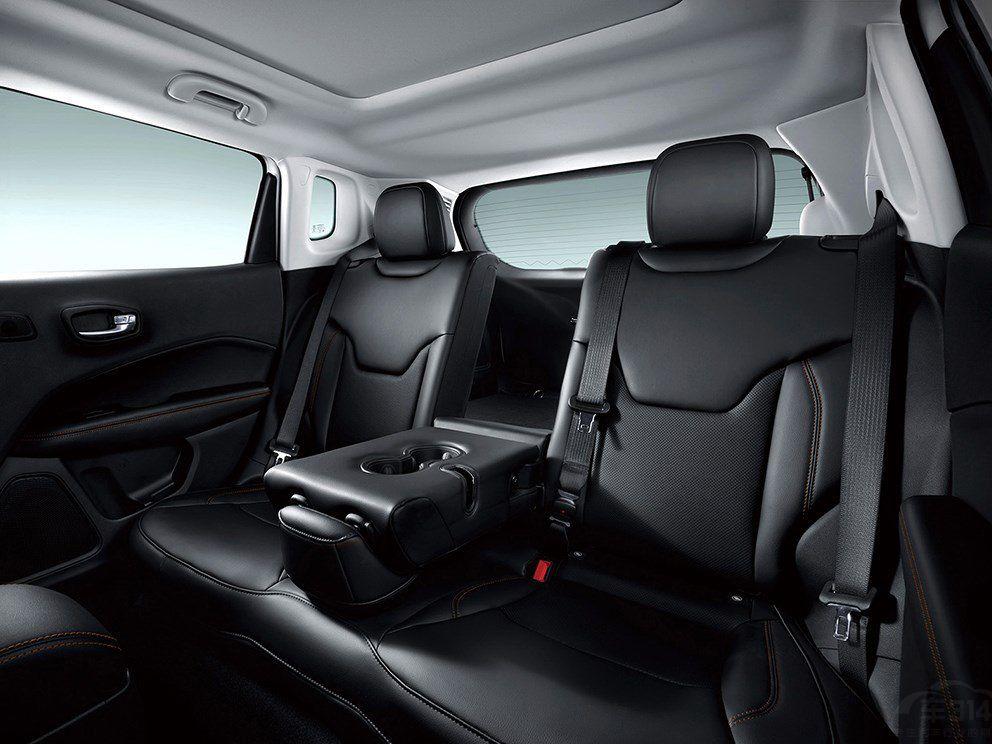 �����÷��棬�³����䱸��8.4Ӣ��Ķ�ý����ʾ����һ���������Զ��յ�������ѡ�񼰵�����ɲ�ȡ�