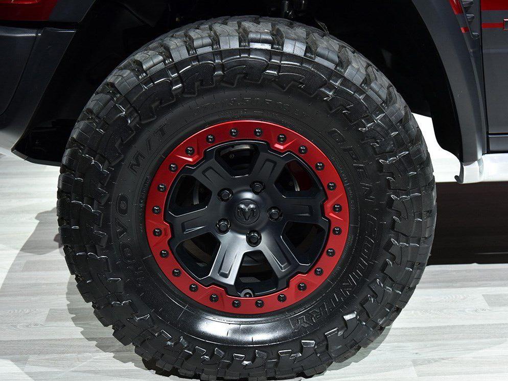 ���ó�������װ�˺��к�ɫ��Ϳ��ĵص棬���к�ǿ�ķ����ԡ�