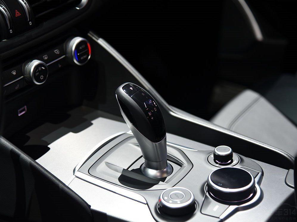 ���η��棬�³�����ͨ���������͸���ȫ��ͬ�������̺�����˻�����Ƭ��̤������˽�����װ�Ρ�