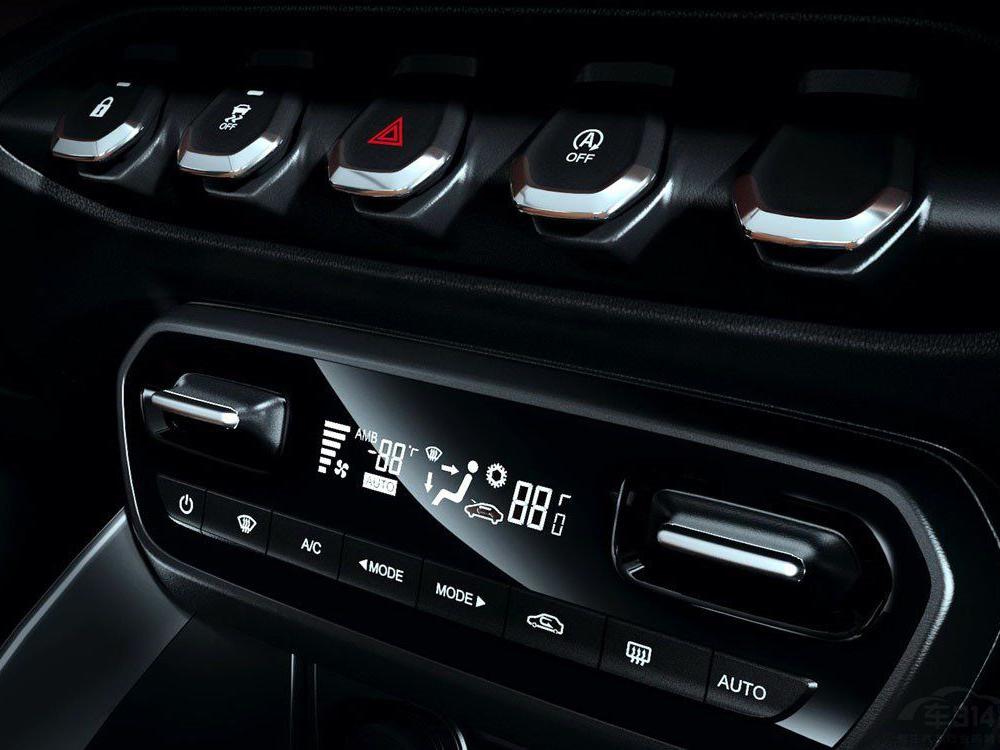 �ƹⲿ�ֳ��������ʹ���˷���ʽ��Ƶ���ƣ�����ư�װ����ǰ�ܵ����࣬���Ϸ�����LED�ռ��г��ƣ���˸��Ի���ǰ��������ǰһ����