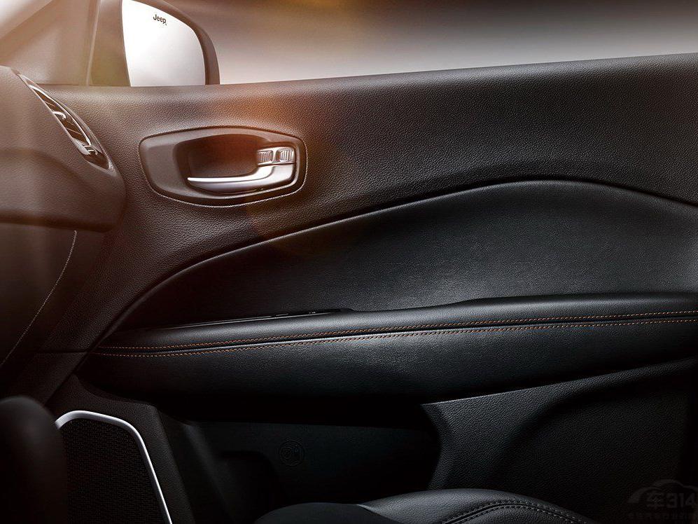 ���β��֣�ȫ��ָ���߲����˺ڻҴ����ɫ��������ϸ�ڴ������˽϶�Ƹ�����