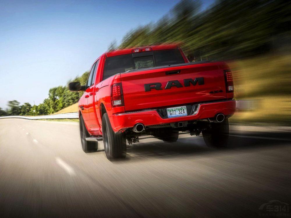 ���˻����ɫ�����⣬Ram 1500 Night Package���ṩ���������������ס���ҫ���Լ������ҽ�����ɫ��������ѡ��