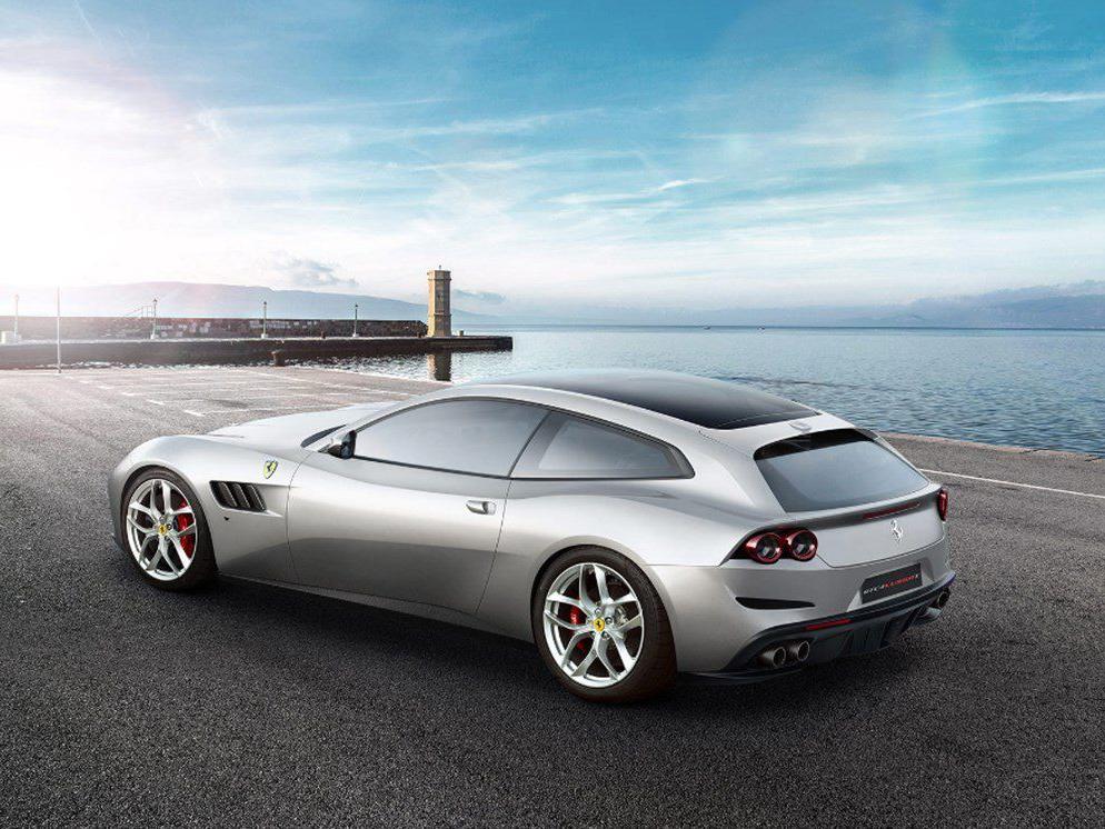 ������������GTC4Lusso T�Ĺٷ�ͼƬ�������ͨ�泵�ͣ��³���Ҫ���ڻ�װ��һ̨V8˫������ѹ�����������ұ�Ϊ�˺�����