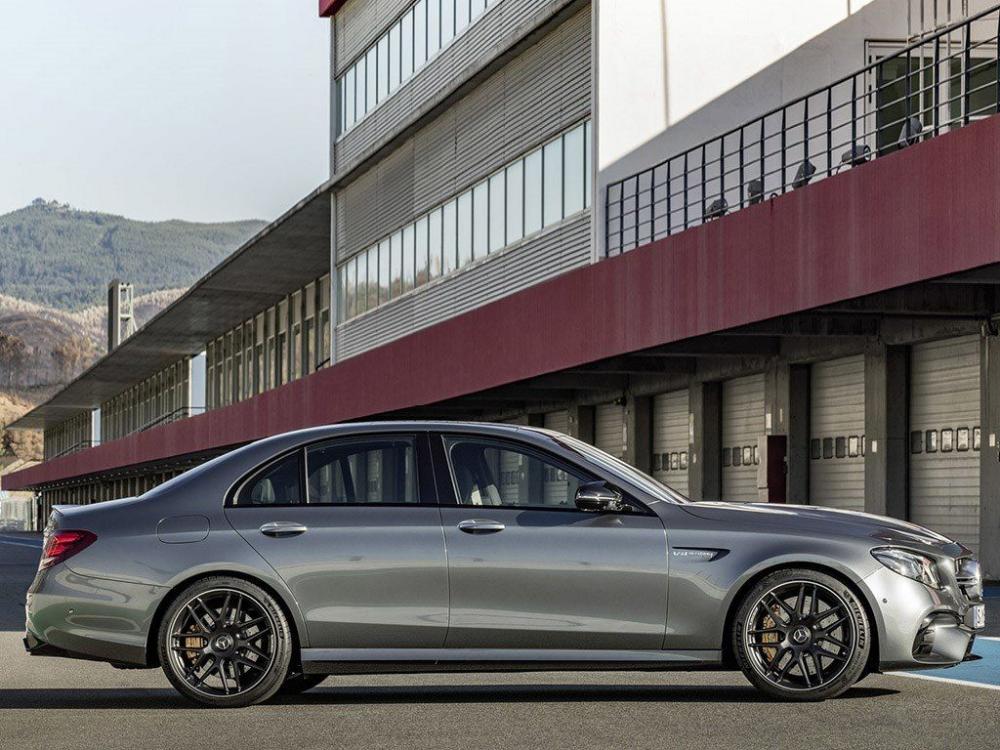 β�����棬�³�װ����С�͵�̼��ά�����壬��ɫ�ı��ո��²�������ɢ���Լ�˫�߹��ĳ�������ϵͳ���ڱ�֤������ߵ�ͬʱ������˸��Ӷ��е��Ӿ�Ч����