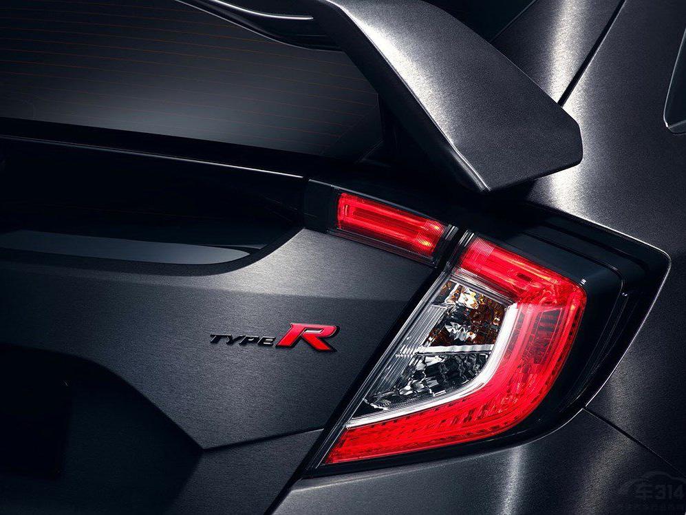 �³����п�̨����Ҳ����ͨ�泵�ͱ��ָ߶�һ�£������������ͨ�泵�͵���ɫ�������³��Ͼ����滻Ϊ��ɫ��