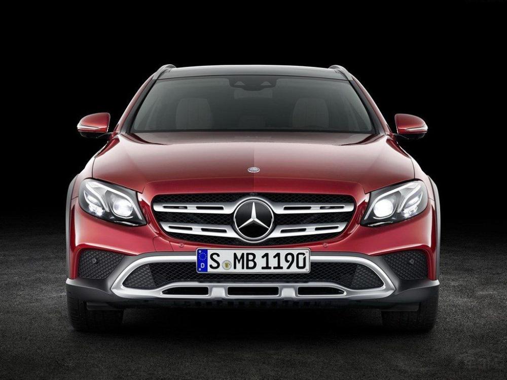 �³���ǰ��������С���������������˸��Ӵ���ĺ�ɫ�����Χ��ƣ����Դ�׳������