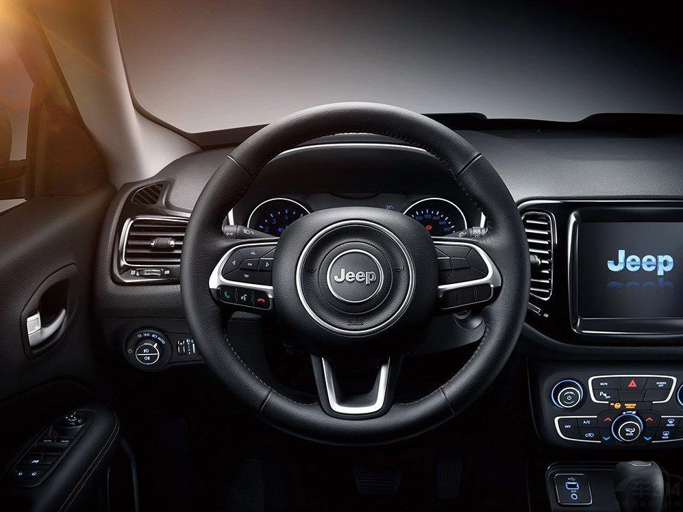 ��ָ���ߵ�����һ��ʮ�ֳ�ɫ����฻���˶��е��п�̨��ƣ���Jeep���ɹ�ǳ����ơ�