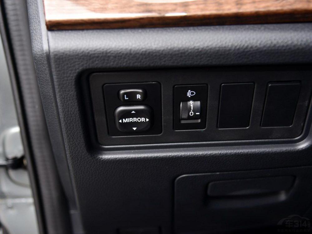 �߶��泵�͵ĳ����ߴ�Ϊ4925��1834��2115mm���Ͷ�Ϊ1980mm�����������Ϊ3080mm�����ԴӲ��濴��ȥҪ���ӿ���Щ��