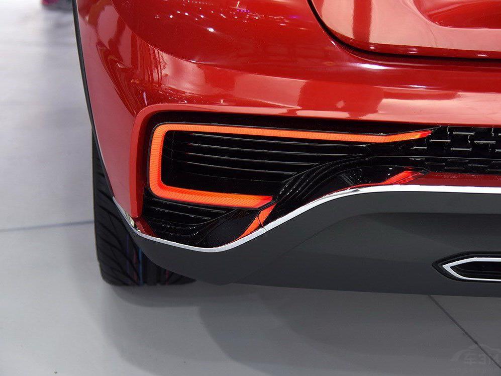 �³��½�����դ�ߴ�ϴ󣬱��ո��·��߱���ɫ��ǰ����