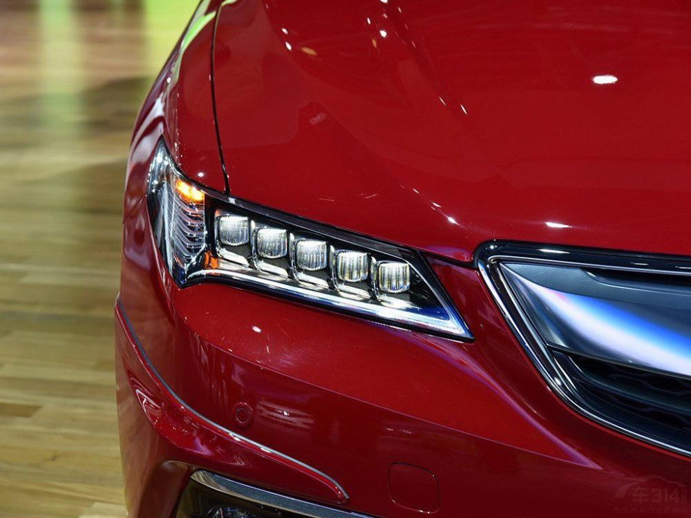 ��2.4L������ƥ����ǰ���˫��ϱ����䣬��3.5L������ƥ����Ǿ����Զ������䡣