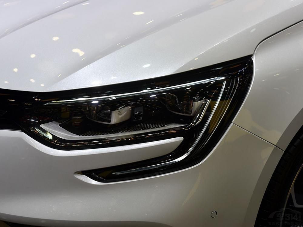 �п�̨���岼�ֽ�Ϊ��࣬����Ϊ5Ӣ����ʾ���Ķ�ý�����ϵͳ�ײ����ǿյ��������򣬶���Ϊ�յ�����ڣ����򻮷��������ˡ�