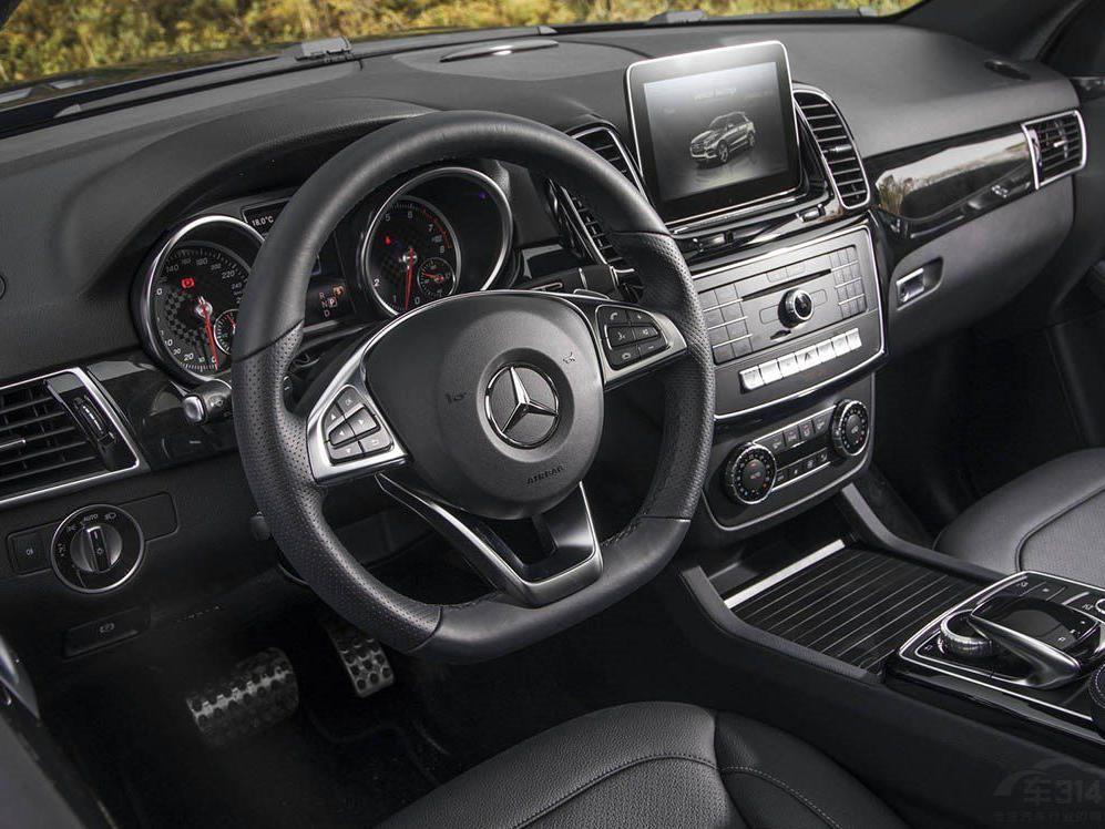 ��������ɲ��ϵͳ����50km/h�ڵ��ٶȣ����ݳ���ǰ�����ѡ���Ƿ�����ƶ���