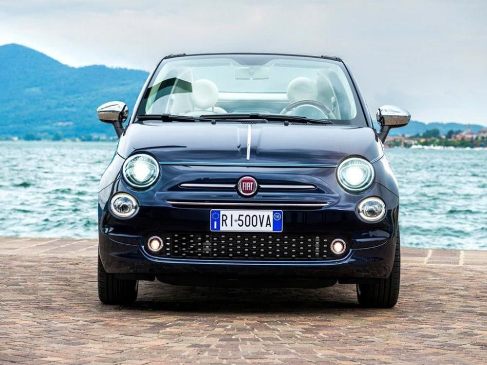 �³��������ո��ϲ����˰�ɫ����װ�Ρ���������ɫ��װ���߹ᴩ��ͷ�ͳ�����