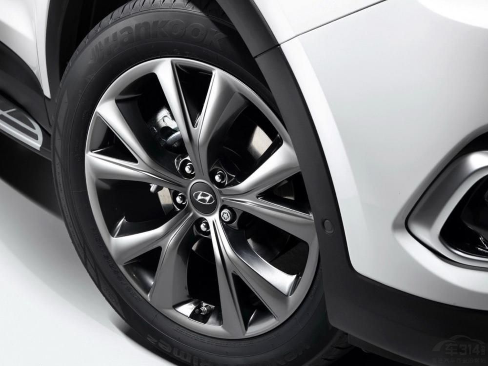 �䱸��ȫ����ʽ��19Ӣ�簵��ͭɫ�Ͻ���Ȧ����̥�ߴ�Ϊ235/55 R19��