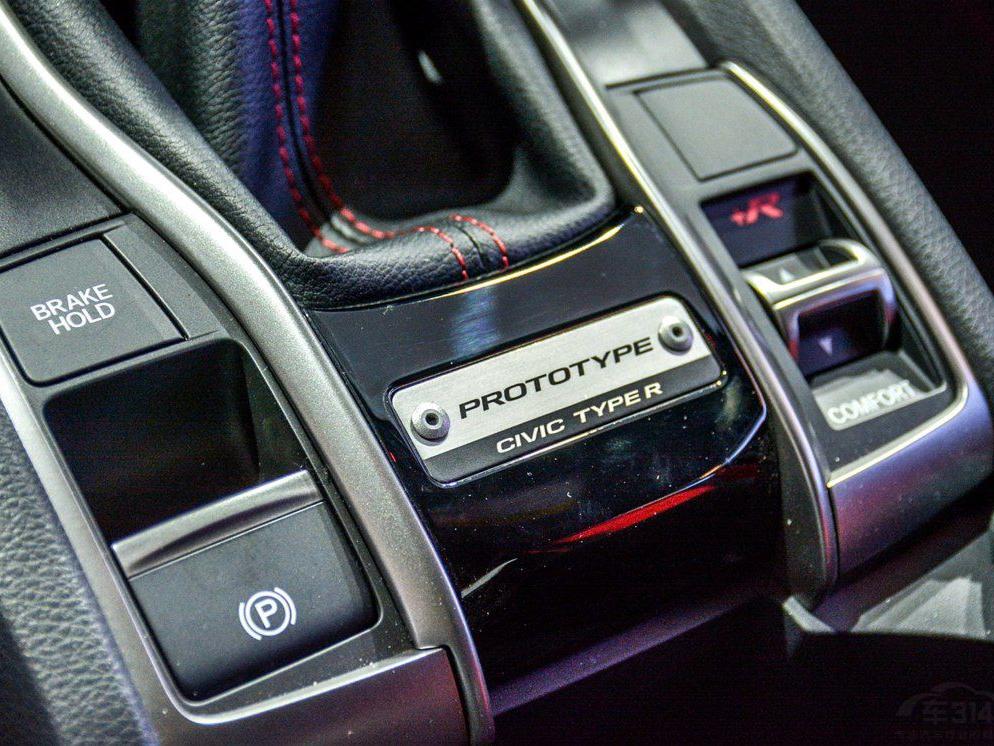 ��β���֣��³���ȫ��˼������泵�͵Ļ����ϼ����޸ģ����˶�������Ĵ�ߴ�˫���������⣬�³����ں󴰶��������ո��·������˸���Ŀ�������ѧ��ơ�