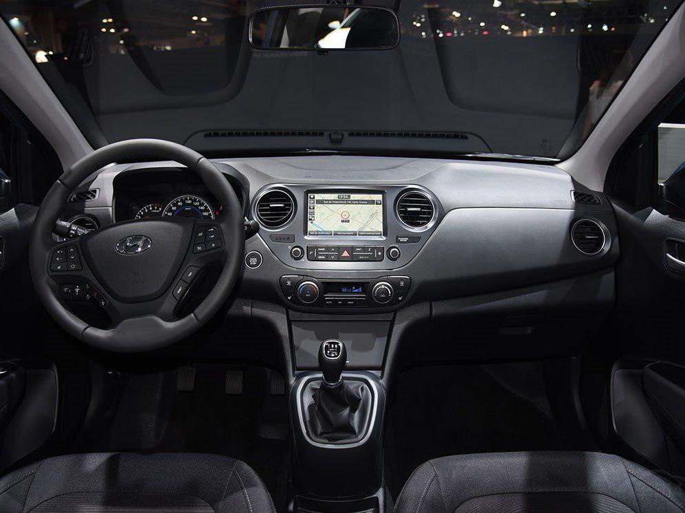 �ִ��¿�i10�ĸ��䳵�ͽ�����7Ӣ��Ķ�ý�崥����ʾ��������֧��ƻ��CarPlay����׿Android auto�Լ����ǵ�����