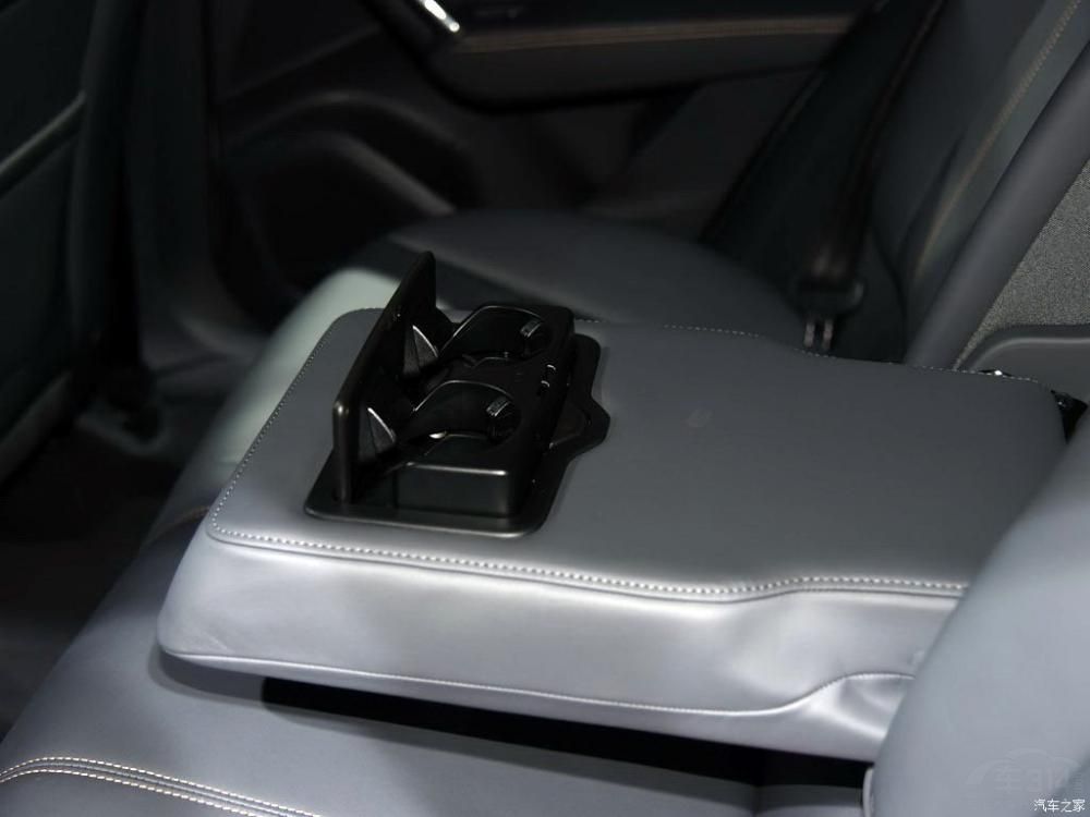 ���÷��棬�³������䱸�˶������Ρ���Ƥ�����Ķ๦��ƽ�׷����̡�ȫҺ���Ǳ����Լ�LED���ڷ�Χ�Ƶ�װ��