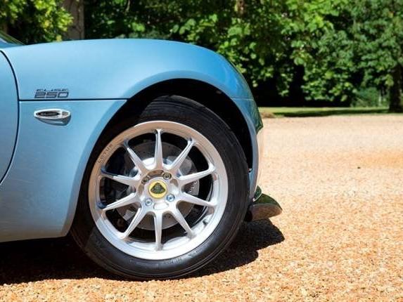 ·��˹Elise 250�ر���ͼ�������������ɵĳ�����ƣ���������������������Ϊ899ǧ�ˡ�