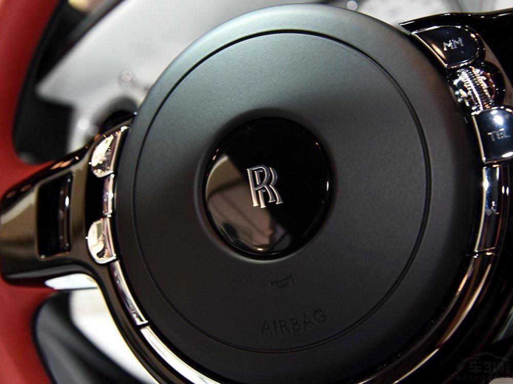 �³����п�̨������һ������İ�ɫ���ٿ�����壬���м������Ŀ������γɳ�а���Ӿ�Ч����