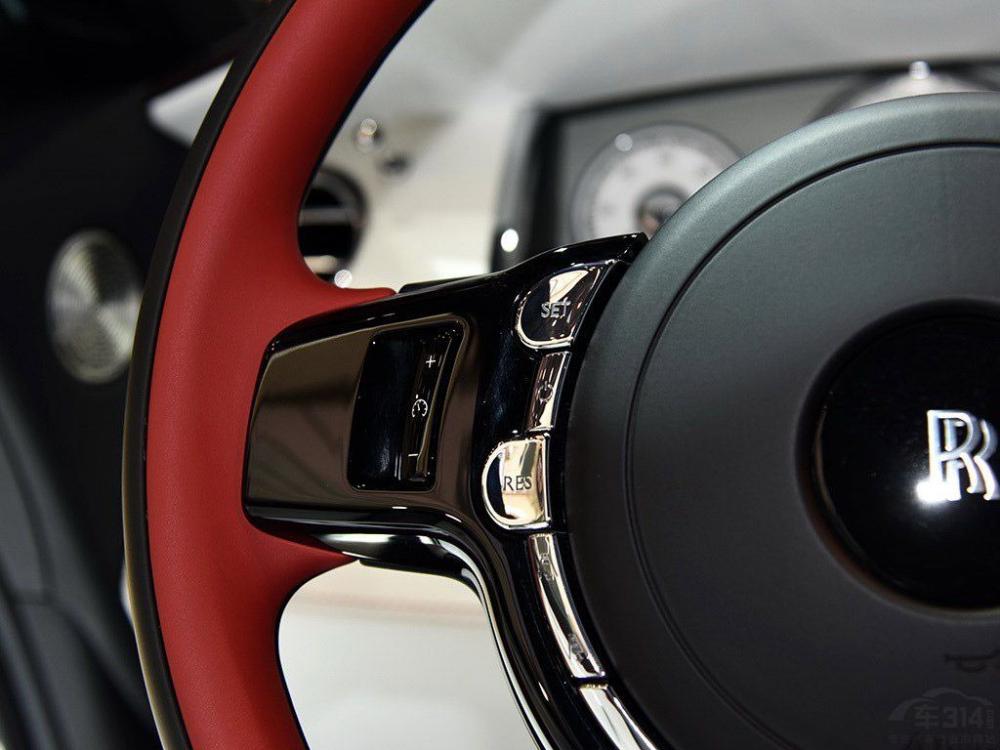 ���η��棬�³����β��ü��ذ׺ͺ�ɫ�����ײɫ���