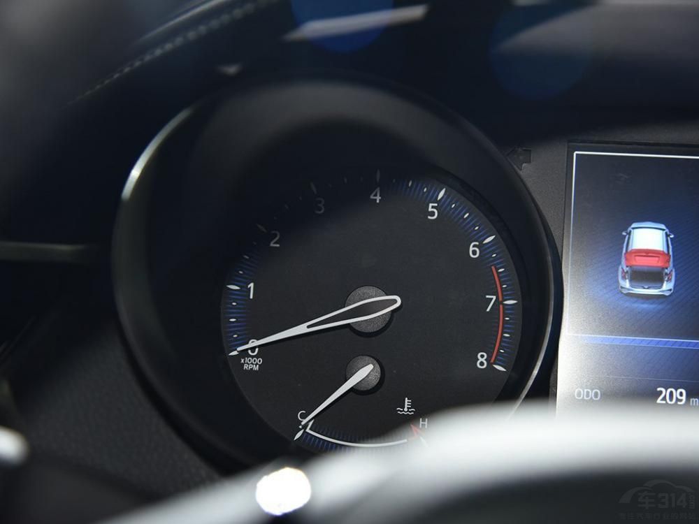 C-HR�������Լ�ʻԱΪ���Ľ��в��֣��п�̨���䱸��һ��8Ӣ��Һ����ʾ����