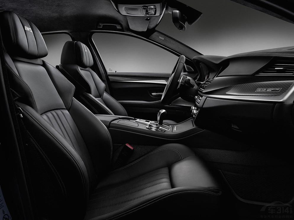 �³��ں��Ű�װ������ת��ϵͳ��������������ܣ�ͬʱ������ѡװ̼�մ��ƶ�ϵͳ��