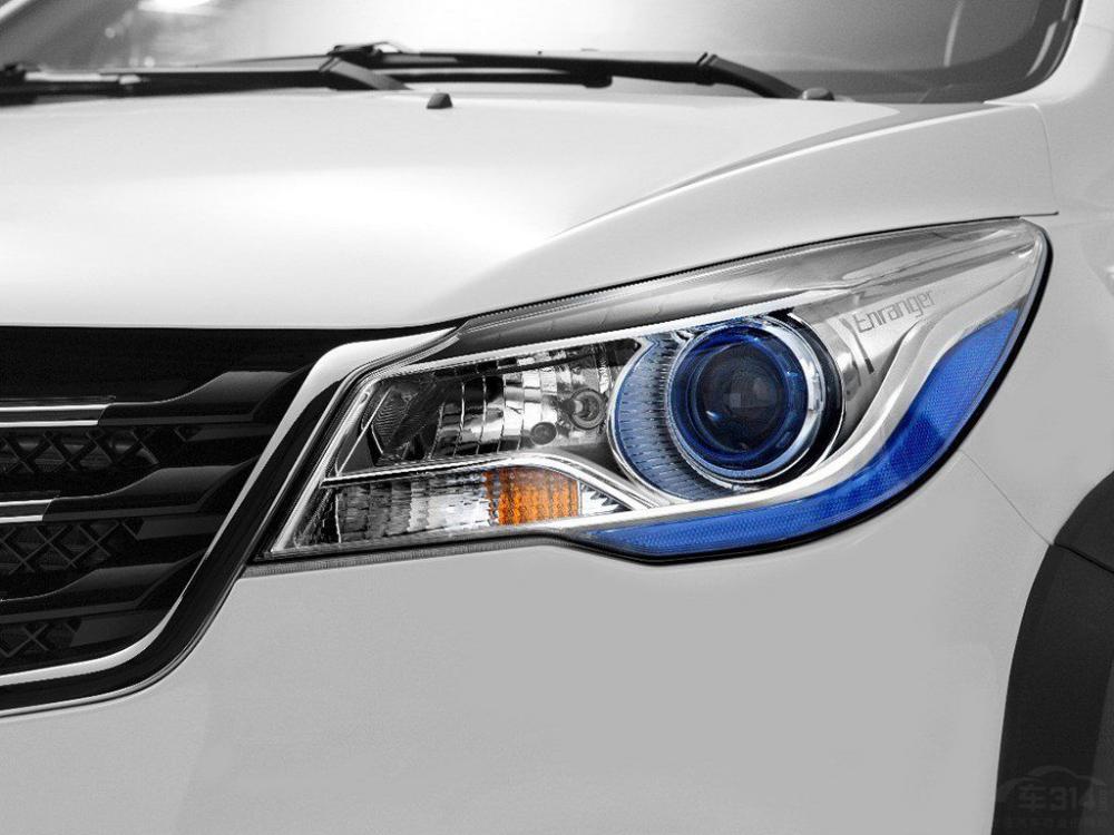 �³��Ĳ�������Ӳ�ʣ����ú�ɫ��ü�Ͱ�Χ���Ƴ�����ͻ�����³���SUV����