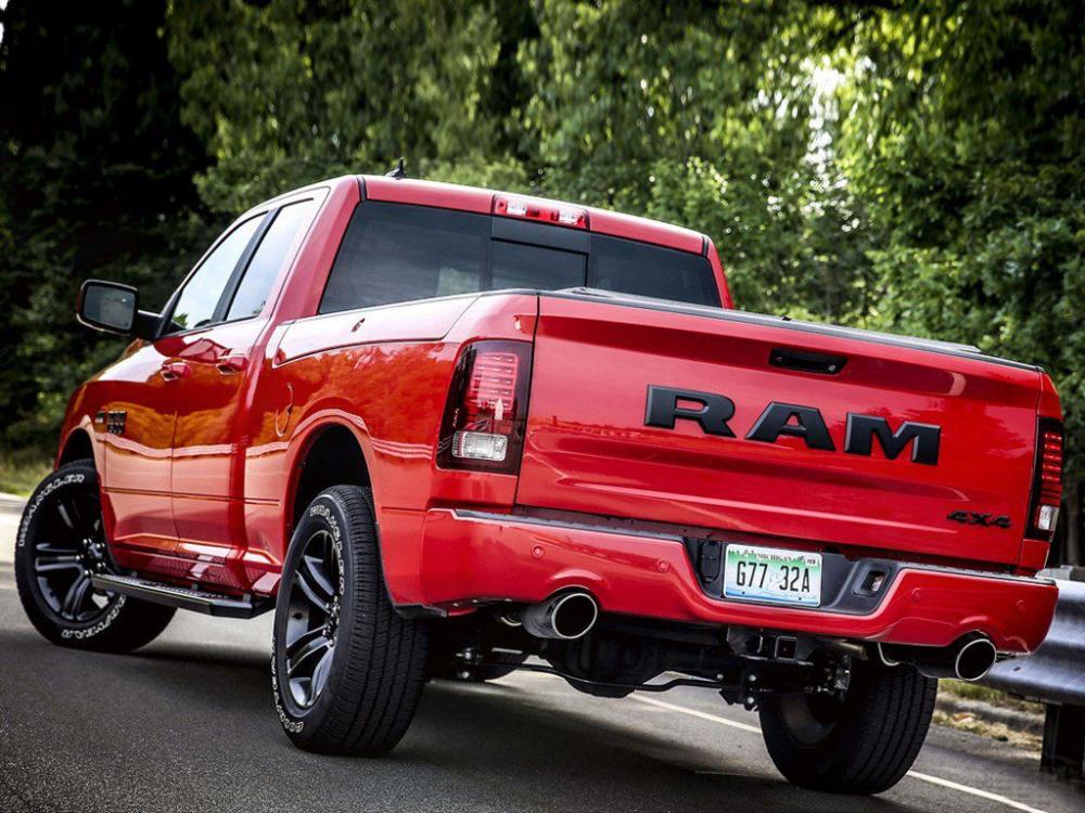 ͬʱ���³���ǰ��Ƽ�β��ͬ�������˺ڵ�ʽ��ƣ�����β˫�߹������Ĵ�ߴ�Ƹ���������չʾ�Ų��׵�����