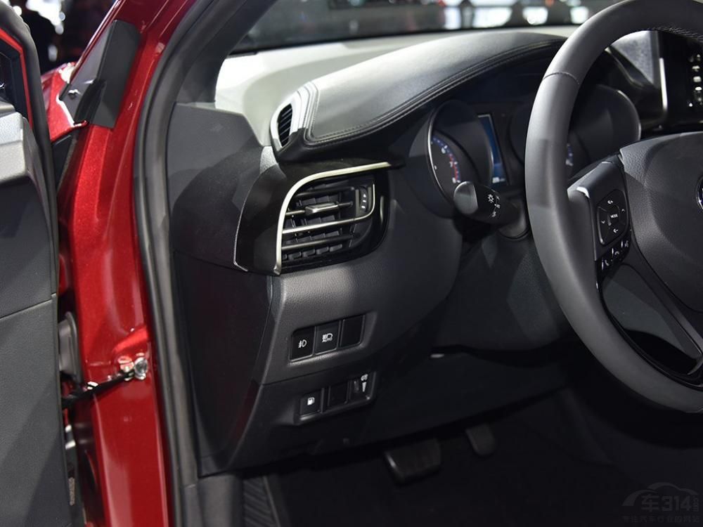 �³���ǰ�������˷������¼���ʽ��ƣ�LED�Ĵ������ǰ�ΰ���Ϊһ�������ʮ�ֶ��С�