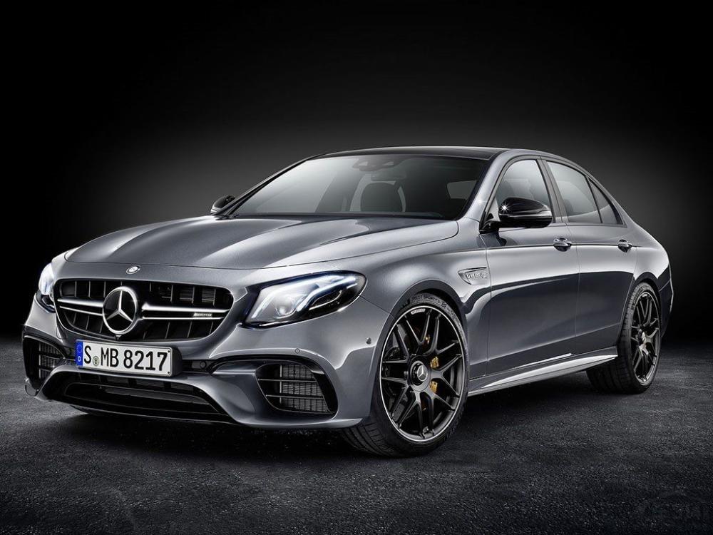 ���۷�����AMG��һ��E 63�Ĺٷ�ͼƬ���³��������θ��Ӷ��У����������������������һ�������Ư��ģʽ��