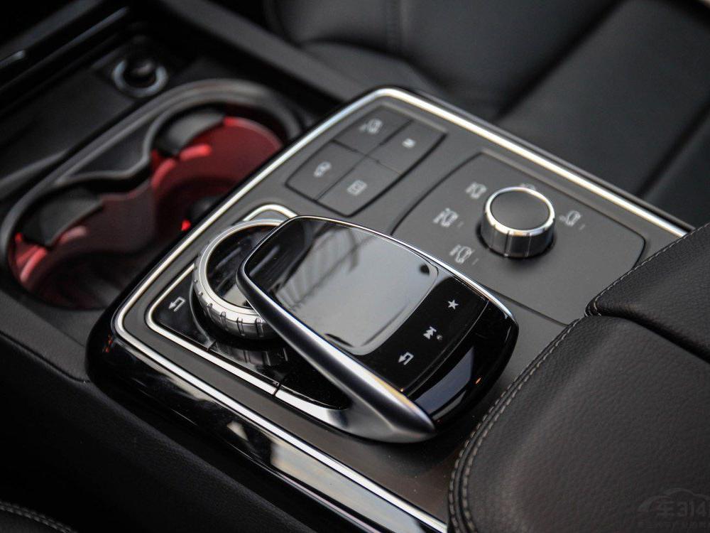 �ó��ṩ�˷ḻ�İ�ȫ����ѡװ���������������֡�ä���⡢��ʻ����������ɲ��ϵͳ�ȹ��ܡ�