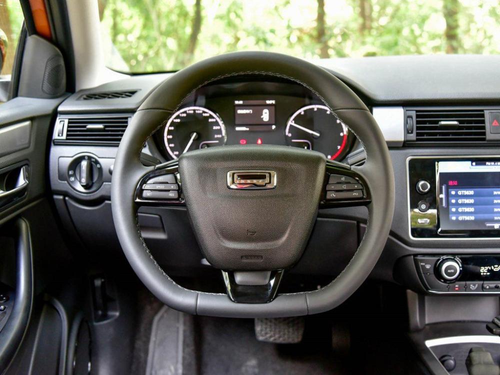 ����3 GT�뱦��3ϵGT��ͬ����û���Ʊ�ʽ�ĳ�β��ƣ�û�ж��е����ͣ�Ҳû���޿�ʽ���ţ�����һ������ġ�GT����