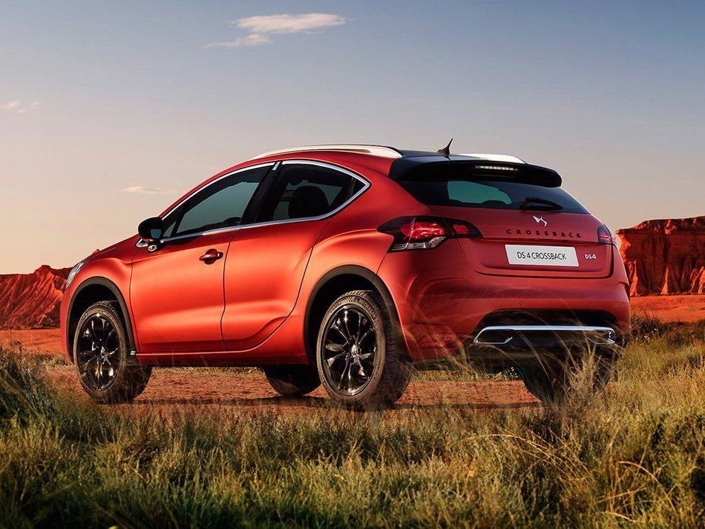 �³�����ü�����˸��Ӵ���ĺ�ɫ���ϰ�Χ��ƣ�ͬʱ����Ҳװ������ɫ����ܡ�