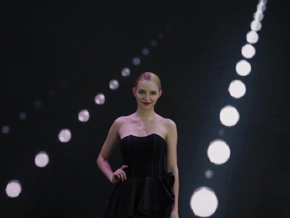 ����˫΢΢���ݵĴ��۾�������������ܿ�͸һ�У���͸δ����